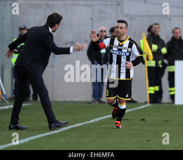 Udine, Italia. 8 Marzo, 2015. Udinese di avanti Antonio Di Natale celebra il traguardo 1-1 con l'Udinese allenatore Andrea Stramaccioni durante il campionato italiano di una partita di calcio tra Udinese e Torino domenica 08 marzo 2015 in Friuli Stadium. Credito: Andrea Spinelli/Alamy Live News Foto Stock