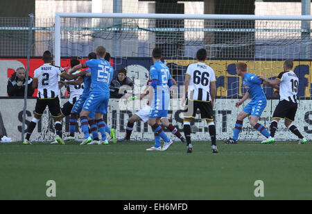 Udine, Italia. 8 Marzo, 2015. Udinese il centrocampista Panagiotis Kone kick una palla e segnato goal 2 - 1 durante il campionato italiano di una partita di calcio tra Udinese e Torino domenica 08 marzo 2015 in Friuli Stadium. Credito: Andrea Spinelli/Alamy Live News Foto Stock