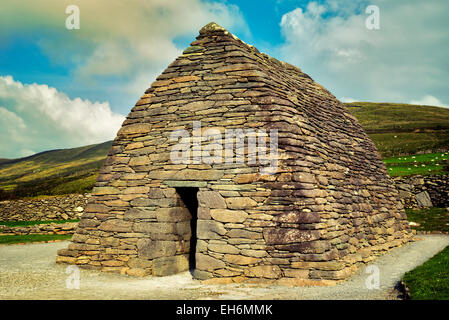 Gallarus Oratorio e nuvole. Slea Head Drive. Penisola di Dingle, Irlanda Foto Stock