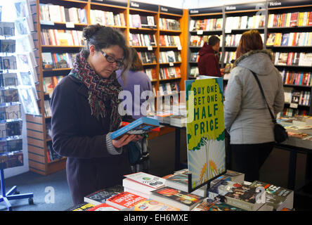 Donna navigando in un Waterstone's Bookshop. Foto Stock