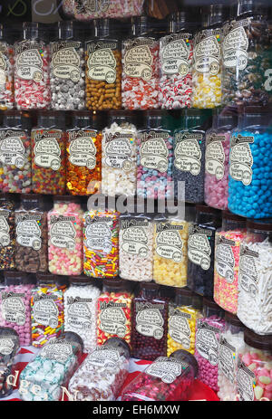 Vasi di caramelle sul display in un tradizionale stile negozio di dolci. Foto Stock