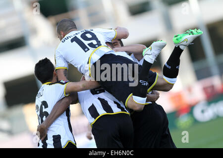 Udine, Italia. 8 Marzo, 2015. Udinese i giocatori di celebra dopo obiettivo 3 . 1 durante il campionato italiano di una partita di calcio tra Udinese e Torino domenica 08 marzo 2015 in Friuli Stadium. Credito: Andrea Spinelli/Alamy Live News Foto Stock