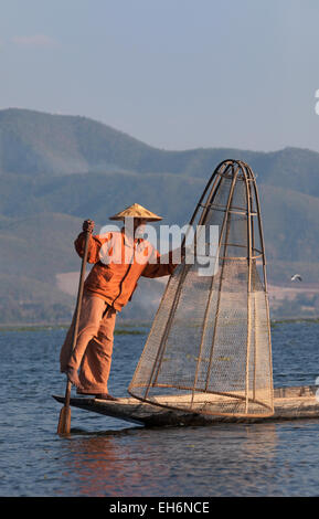 Lago Inle gamba pescatore di canottaggio, pesca Lago Inle, Myanmar ( Birmania ), Asia Foto Stock