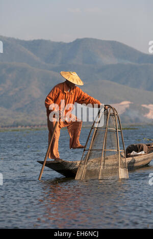 Lago Inle gamba pescatore di canottaggio, pesca Lago Inle, Myanmar ( Birmania ), Asia Foto Stock