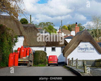Royal Mail van nel villaggio di Helford, Cornwall, England Regno Unito Foto Stock
