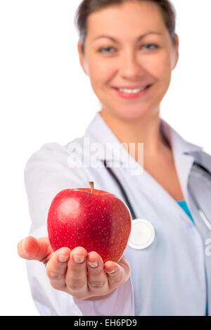 Sorridente medico tenendo una mela rossa in palm Foto Stock
