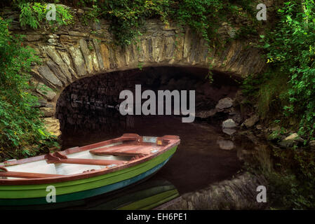 Barca vicino a ponte. Parco Nazionale di Killarney, Irlanda Foto Stock