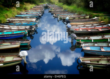 Barche da pesca nel piccolo ingresso. Parco Nazionale di Killarney, Irlanda. Foto Stock