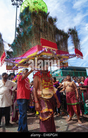 Pellegrini indù con grande kavaldi presso la grotta di batu tempio, Kuala Lumpur in Malesia durante Thaipusam festival il 3 febbraio 2015. Foto Stock