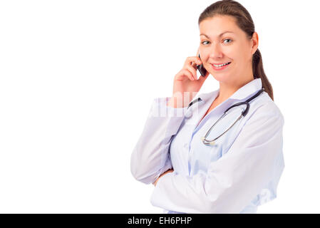 Medico sorridente parlando al telefono su sfondo bianco Foto Stock