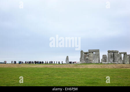 I turisti in visita a Stonehenge il monumento Foto Stock