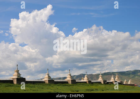 Kharkhorin, Erdene Zuu Khiid (monastero), gli stupa con prati verdi e le nuvole nel cielo Foto Stock