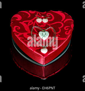 Velluto rosso a forma di cuore con scatola di gioielli Foto Stock