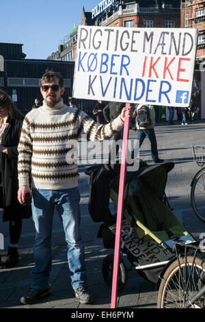 Copenhagen, Danimarca. 8 Marzo, 2015. "I veri uomini non comprano le donne" legge questo segno dal rally nella celebrazione di Copenaghen della Giornata internazionale della donna Credito: OJPHOTOS/Alamy Live News Foto Stock