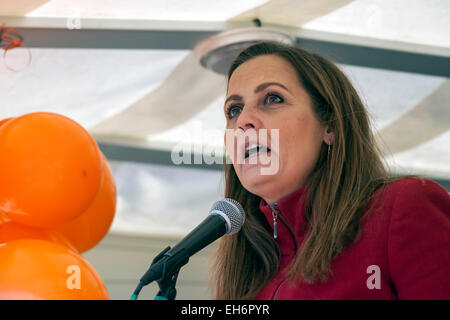 Copenhagen, Danimarca. 8 Marzo, 2015. Pia Olsen Dyhr, Presidentessa per la gente il Partito socialista, parla alla giornata internazionale della donna a Copenaghen in questa domenica pomeriggio di credito: OJPHOTOS/Alamy Live News Foto Stock