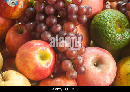 Lilla o viola le uve e le mele rosse Foto Stock