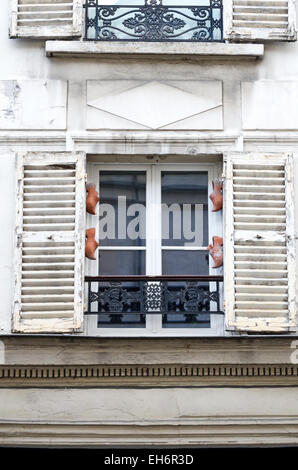 Zoccoli di legno decorare una finestra nel quartiere Marais di Parigi. Foto Stock