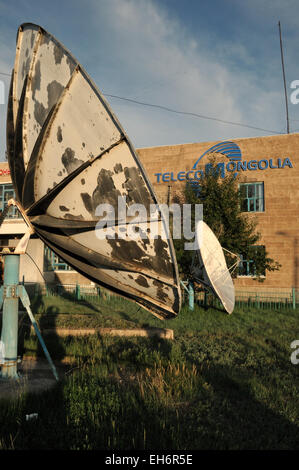 Arvaikheer, usurata parabole satellitari di fronte Telecom Mongolia edificio Foto Stock