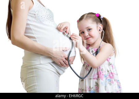 Kid girl ascolto a donne in stato di gravidanza della madre pancia Foto Stock