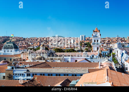 La città di Sucre, Bolivia con la torre della cattedrale visibile Foto Stock