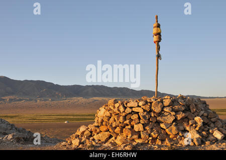 Bayangovi, Tramonto nel Gobi con Stupa Foto Stock