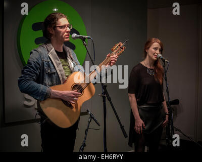 Cantautore Hozier esegue un intimo concerto presso Spotify negli uffici Foto Stock