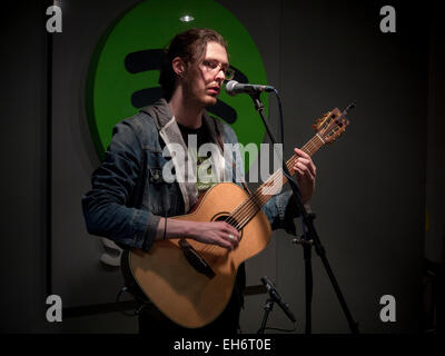 Cantautore Hozier esegue un intimo concerto presso Spotify negli uffici Foto Stock