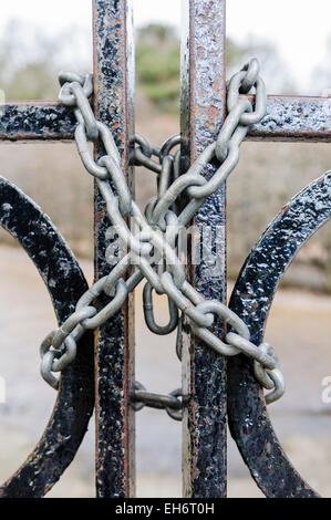 Catena e lucchetto sul gate di un parco pubblico. Foto Stock