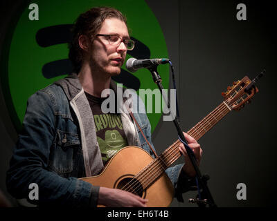 Cantautore Hozier esegue un intimo concerto presso Spotify negli uffici Foto Stock