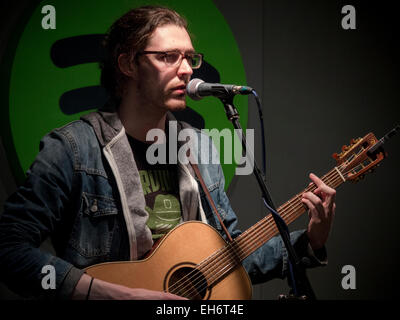 Cantautore Hozier esegue un intimo concerto presso Spotify negli uffici Foto Stock