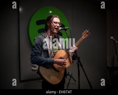 Cantautore Hozier esegue un intimo concerto presso Spotify negli uffici Foto Stock