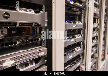 Un cablaggio complesso nel computer server aria condizionata sala macchina Foto Stock