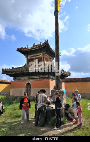 Monastero di Amarbayasgalant, tempo di Festival, adoratori di fronte della Pagoda Foto Stock