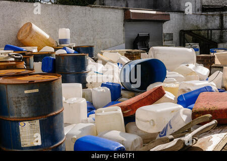 Un sacco di plastica e contenitori di metallo, contenenti prodotti chimici come ad esempio tensioattivi, fosfati, illegalmente oggetto di pratiche di dumping da parte degli immigrati in funzione un sistema illegale di lavaggio auto Foto Stock