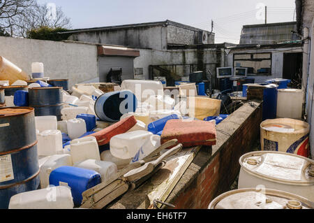 Un sacco di plastica e contenitori di metallo, contenenti prodotti chimici come ad esempio tensioattivi, fosfati, illegalmente oggetto di pratiche di dumping da parte degli immigrati in funzione un sistema illegale di lavaggio auto Foto Stock