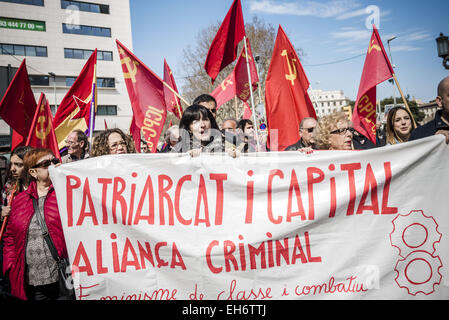 8 marzo 2015 - militanti comunisti grida slogan come essi marzo dietro di loro banner attraverso Barcellona sulla Giornata internazionale della donna © Matthias Oesterle/ZUMA filo/ZUMAPRESS.com/Alamy Live News Foto Stock