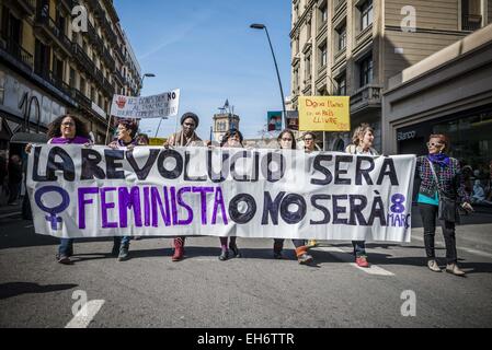 8 marzo 2015 - Attivisti marzo dietro di loro banner lettura "la rivoluzione femminista è o nessuno' sulla Giornata internazionale della donna attraverso Barcellona © Matthias Oesterle/ZUMA filo/ZUMAPRESS.com/Alamy Live News Foto Stock