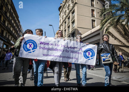 8 marzo 2015 - Attivisti marzo dietro di loro banner per l'indipendenza sulla Giornata internazionale della donna attraverso Barcellona © Matthias Oesterle/ZUMA filo/ZUMAPRESS.com/Alamy Live News Foto Stock