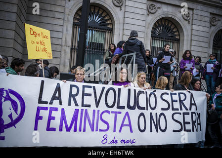 8 marzo 2015 - La protesta degli attivisti dietro di loro banner lettura "la rivoluzione femminista è o nessuno' davanti a Barcellona il municipio sulla Giornata internazionale della donna © Matthias Oesterle/ZUMA filo/ZUMAPRESS.com/Alamy Live News Foto Stock