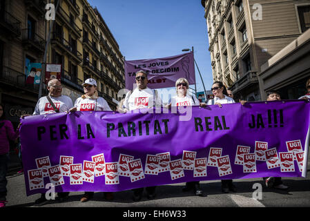 8 marzo 2015 - Attivisti marzo dietro di loro banner esigenti uguaglianza reale sulla Giornata internazionale della donna attraverso Barcellona (credito Immagine: © Matthias Oesterle/ZUMA filo/ZUMAPRESS.com) Foto Stock