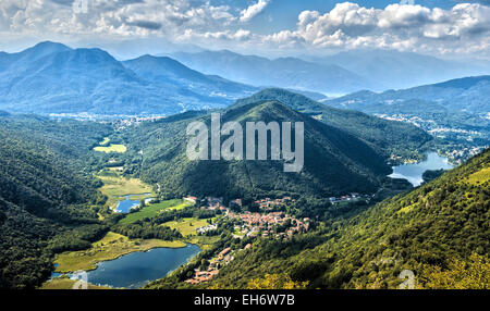 Prealpi e Valganna, paesaggio in estate nel pomeriggio Foto Stock