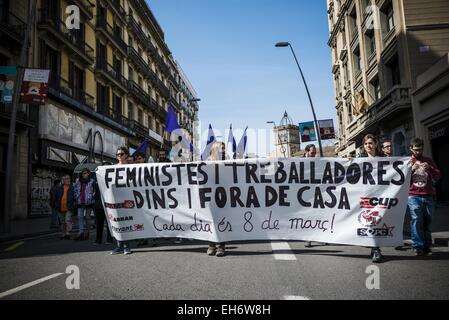 8 marzo 2015 - Attivisti marzo dietro di loro banner a leggere 'ogni giorno è il 8° marzo " attraverso Barcellona sulla Giornata internazionale della donna (credito Immagine: © Matthias Oesterle/ZUMA filo/ZUMAPRESS.com) Foto Stock