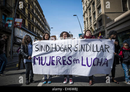 8 marzo 2015 - Attivisti senza documenti marzo dietro di loro banner lettura "donne nella lotta' attraverso Barcellona sulla Giornata internazionale della donna (credito Immagine: © Matthias Oesterle/ZUMA filo/ZUMAPRESS.com) Foto Stock