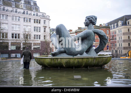 Birmingham, West Midlands, Regno Unito. 8 Marzo, 2015. Con le elezioni generali che si profila, ci sono ancora i tempi duri per molti come austerità continua a mordere; uomo estrae per pochi spiccioli in Flouzzy nella jacuzzi fontana Birmingham City Centre Credito: Malcolm Brice/Alamy Live News Foto Stock