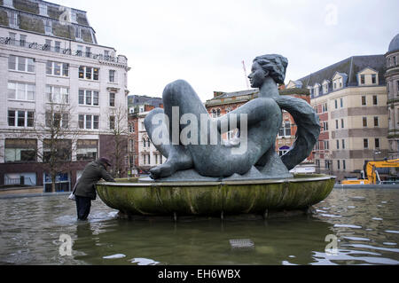 Birmingham, West Midlands, Regno Unito. 8 Marzo, 2015. Con le elezioni generali che si profila, ci sono ancora i tempi duri per molti come austerità continua a mordere; uomo estrae per pochi spiccioli in Flouzzy nella jacuzzi fontana Birmingham City Centre Credito: Malcolm Brice/Alamy Live News Foto Stock