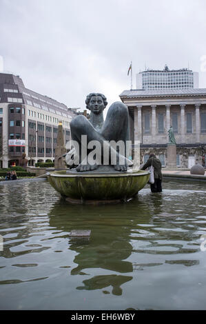 Birmingham, West Midlands, Regno Unito. 8 Marzo, 2015. Con le elezioni generali che si profila, ci sono ancora i tempi duri per molti come austerità continua a mordere; uomo estrae per pochi spiccioli in Flouzzy nella jacuzzi fontana Birmingham City Centre Credito: Malcolm Brice/Alamy Live News Foto Stock