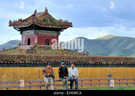 Monastero di Amarbayasgalant, tempo di Festival, i visitatori nella parte anteriore della Pagoda Foto Stock