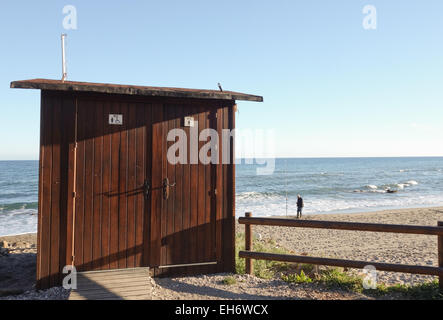 Servizi igienici pubblici, WC, sulla spiaggia di passerella in legno, lungomare, Costa del Sol, Andalusia, Spagna. Foto Stock