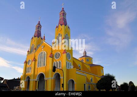 Giallo e viola chiesa di Castro, Chiloe, Cile Foto Stock