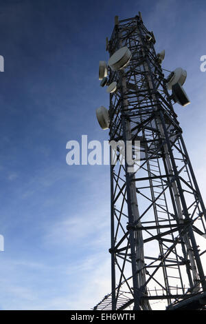 Relè di comunicazioni torre con piatti bianchi Foto Stock